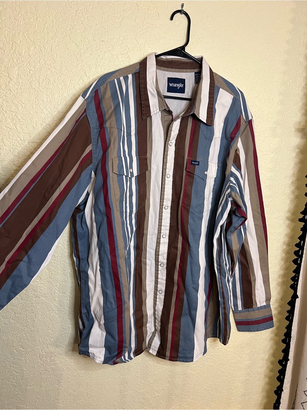 NWT Wrangler Striped Brushpopper Shirt in Tan, White & Red